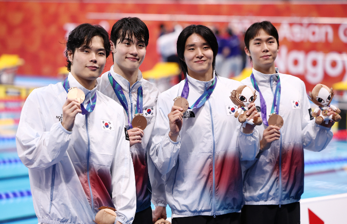 지난 21일 도쿄 아쿠아틱스 센터에서 열린 2026 아이치·나고야 아시안게임 수영 남자 800m 자유형 계영 결승에서 동메달을 획득한 이호준, 황선우, 김우민, 김준우가 메달을 들고 기념촬영을 하고 있다. 연합뉴스