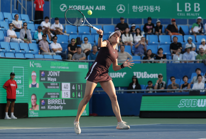 27일 서울 송파구 올림픽공원 테니스경기장에서 열린 2026 여자프로테니스(WTA) 투어 코리아오픈 테니스대회 단식 결승에서 호주 킴벌리 비렐이 경기를 펼치고 있다. 연합뉴스 