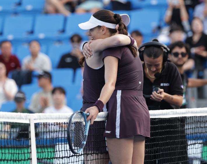 27일 서울 송파구 올림픽공원 테니스경기장에서 열린 2026 여자프로테니스(WTA) 투어 코리아오픈 테니스대회 단식 결승에서 호주 킴벌리 비렐이 우승을 차지한 뒤 상대 마야 조인트와 포옹하고 있다. 연합뉴스 