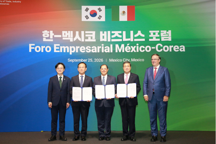 (왼쪽부터)산업통상부 김정관 장관, KAI 김종출 대표이사, FEMIA 루이스 리스카노 CEO, 포스코인터내셔널 이계인 대표이사, 멕시코 경제부 마르셀로 에브라르드 장관. KAI 제공