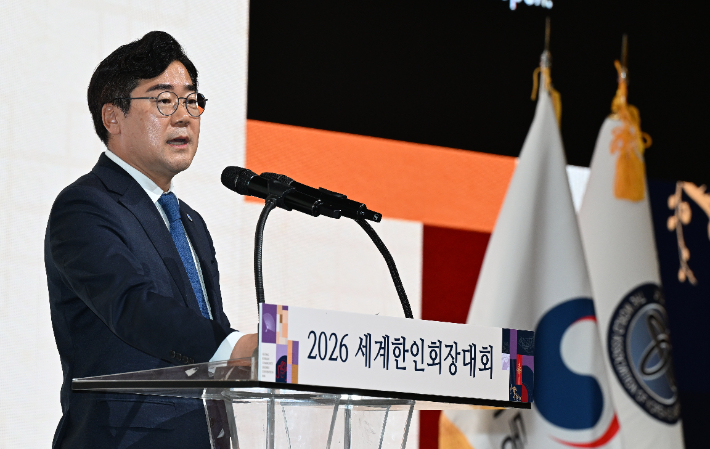 박찬대 인천시장이 지난 27일 송도컨벤시아에서 열린 '2026 세계한인회장대회' 개회식에서 축사를 하고 있다. 인천시 제공