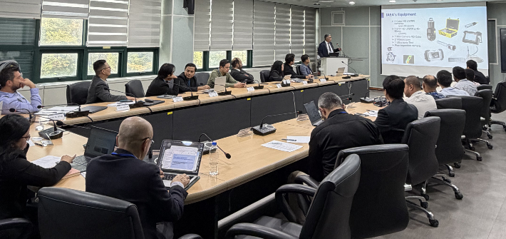 IAEA 연구로 노화 관리 훈련과정 참가자들이 한국원자력연구원 국제원자력연수관(INTEC)에서 교육을 받고 있다. 원자력연 제공