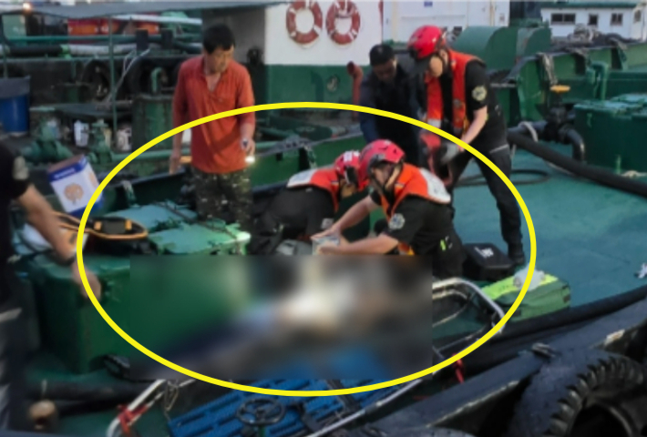 28일 부산항 5물양장에 있던 298t급 급유선에서 홋줄 보강 작업을 하던 50대 선원이 의식을 잃고 쓰러졌다. 부산해양경찰서 제공 