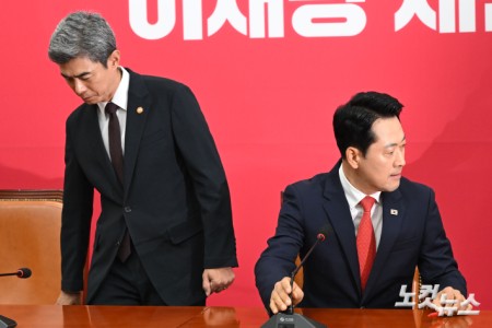 기념촬영 마치고 자리에 앉는 장동혁-강신철