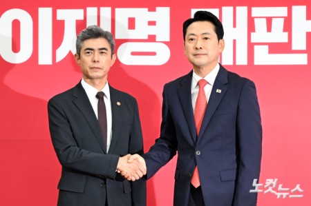 악수하는 국민의힘 장동혁 대표-강신철 신임 국방부 장관