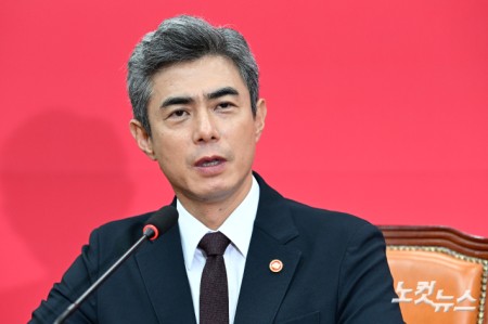 발언하는 강신철 국방부 장관