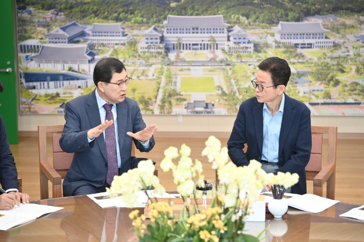 주낙영 경주시장이 28일 경상북도를 방문해 이철우 경상북도지사와 지역 핵심 현안 지원을 위한 협력 의지를 다지고 있다. 경주시 제공