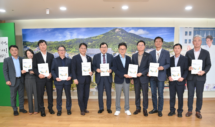주낙영 경주시장이 28일 경상북도를 방문해 이철우 경상북도지사와 지역 핵심 현안 지원을 위한 협력 의지를 다지고 있다. 경주시 제공