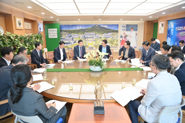 주낙영 경주시장이 28일 경상북도를 방문해 이철우 경상북도지사와 지역 핵심 현안 지원을 위한 협력 의지를 다지고 있다. 경주시 제공