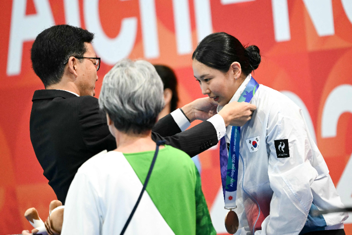 동메달을 목에 거는 김수지. 연합뉴스