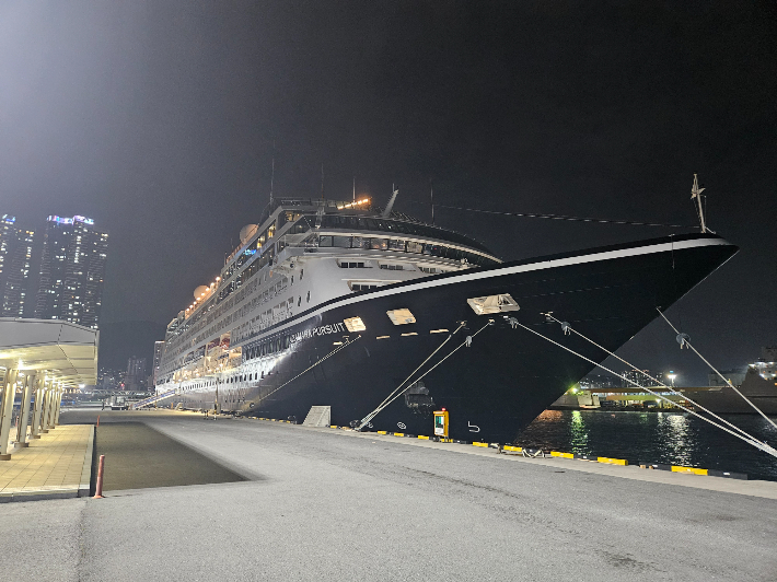 지난 24일 부산에 입항한 아자마라 퍼슈트(Azamara Pursuit)호. 부산항만공사 제공