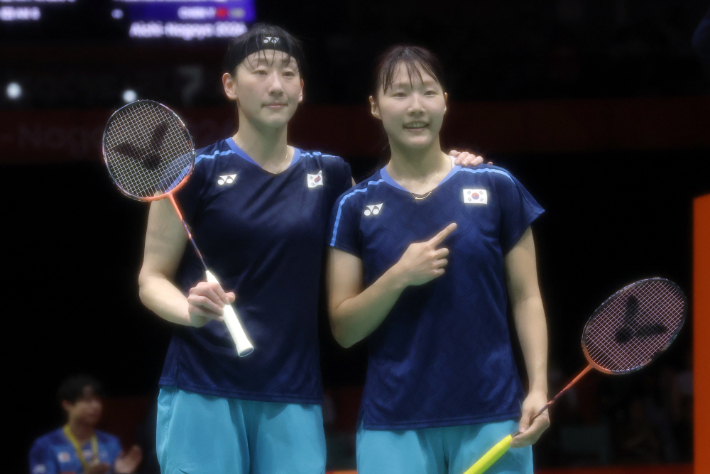 28일 일본 아이치현 이치노미야 시립체육관에서 열린 2026 아이치·나고야 아시안게임 배드민턴 여자 복식 준결승. 대한민국 이소희(왼쪽)-백하나가 일본 우에사카 린-나카니시 기에를 상대로 2-0 승리를 거둔 뒤 기뻐하고 있다. 연합뉴스 