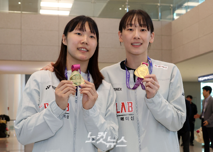 2026 세계배드민턴연맹(BWF) 세계선수권대회 여자 복식에서 금메달을 따낸 이소희(왼쪽), 백하나가 지난달 25일 인천국제공항 2터미널을 통해 귀국한 뒤 금메달을 들어보이는 모습. 인천공항=황진환 기자 