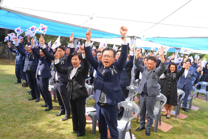 장기수 천안시장(가운데)가 관계자들이 유관순 열사 순국 제106주기 추모제에서 만세삼창을 하고 있다. 천안시 제공