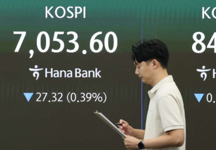 28일 서울 중구 하나은행 본점 딜링룸 전광판에 실시간 코스피, 코스닥지수가 표시돼 있다. 연합뉴스