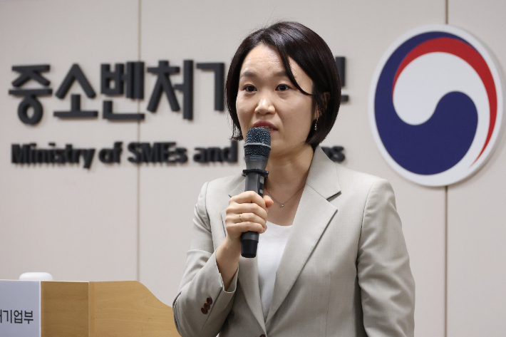 이소영 중소벤처기업부 장관이 28일 세종시 정부세종청사에서 열린 취임식에서 취임사를 하고 있다. 연합뉴스