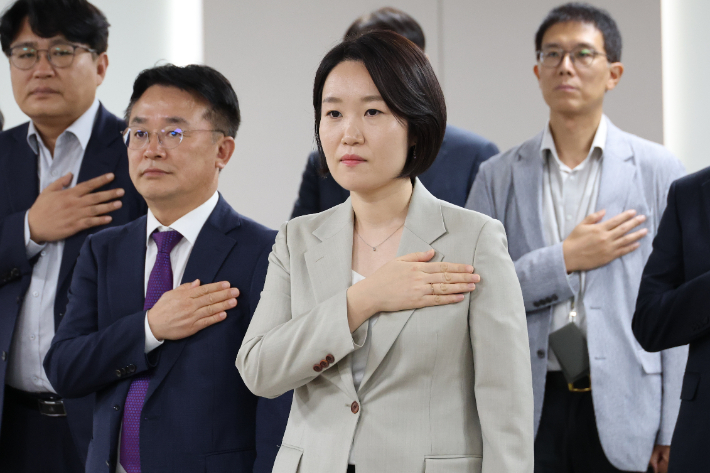 이소영 중소벤처기업부 장관이 28일 세종시 정부세종청사에서 열린 취임식에서 국기에 경례하고 있다. 연합뉴스