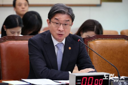 의원 질의에 답변하는 이억원 금융위원장