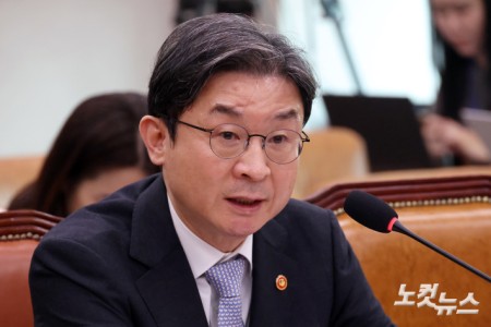 답변하는 이억원 금융위원장