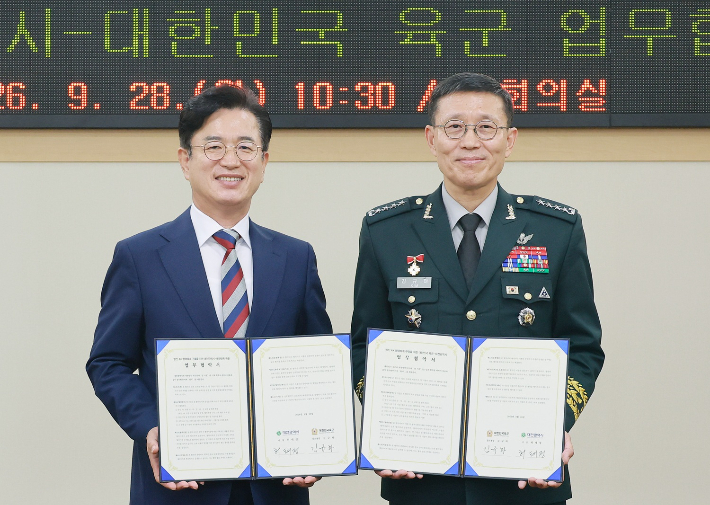 허태정 대전시장(사진 왼쪽)과 김규하 육군참모총장. 대전시 제공