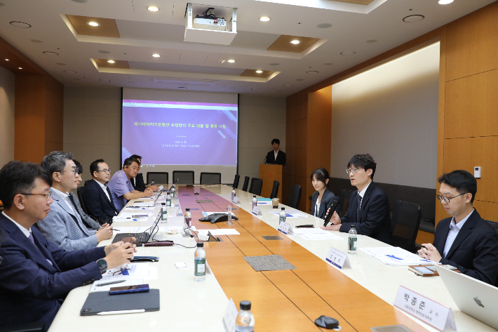 이명호(오른쪽에서 두 번째) 국가데이터처 차장이 '국가데이터기본법' 관련 데이터 전문가 자문회의에서 발언하고 있다. 국가데이터처 제공 