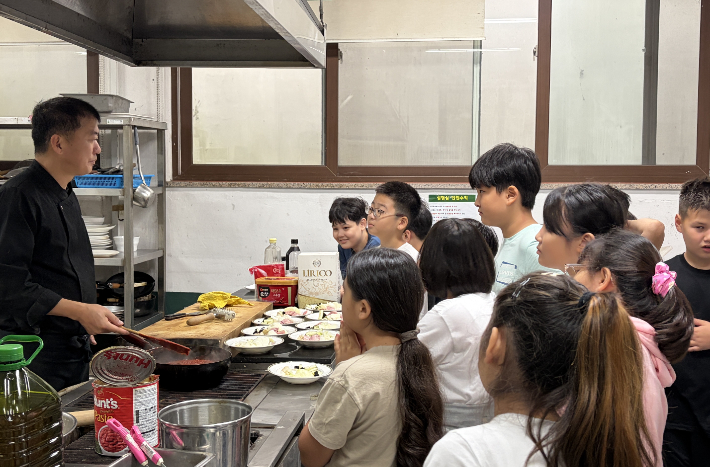 28일 광주대학교에서 대반초등학교 4학년 학생들이 '나는 이태리요리사'프로그램에 참여하고 있다. 전남광주통합특별시교육청 제공