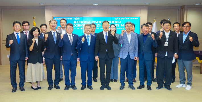 민형배 전남광주통합특별시장이 28일 오후 광주청사 비즈니스룸에서 김상욱 울산광역시장 등 울산시 방문단과 기념촬영을 하고 있다. 전남광주통합특별시 제공