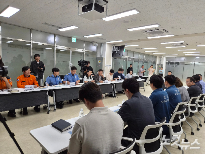 부산시는 28일 북항 친수공원 사무실에서 관계기관과 함께 '북항 상어 대책회의'를 열었다. 김혜민 기자