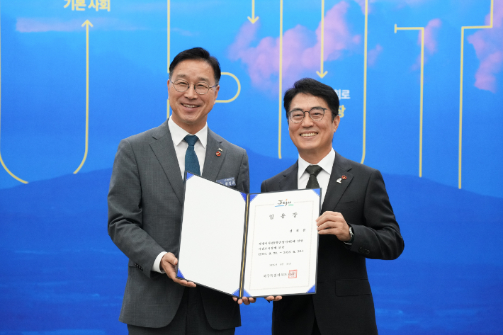 위성곤 제주지사가 28일 도청 집무실에서 김희찬 서귀포시장(오른쪽)에 임명장을 수여했다. 제주도 