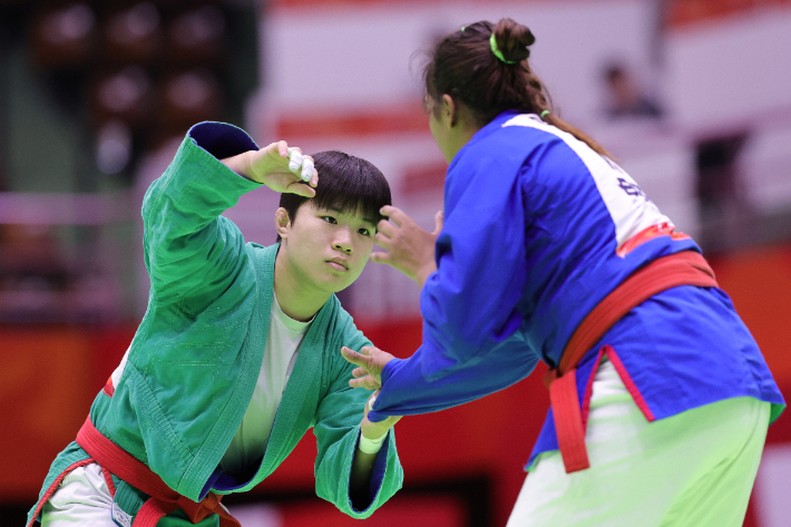 모수민(사진 왼쪽)의 경기 장면. 연합뉴스 