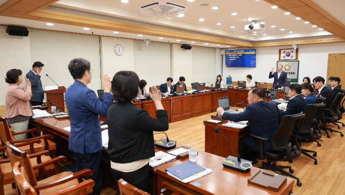 기획행정위원회 행정사무감사. 창원시의회 제공