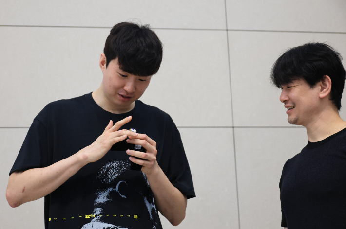 이현중과 이토 다쿠마 단장. 연합뉴스