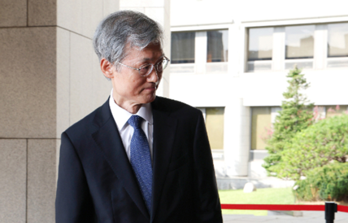 조희대 대법원장이 28일 서울 서초구 대법원으로 출근하며 취재진의 질문에 답변한 뒤 이동하고 있다. 연합뉴스