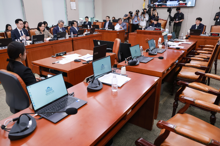28일 국회에서 열린 법제사법위원회 전체회의에서 위원장인 더불어민주당 서영교 의원이 조희대 대법원장을 국정감사 일반 증인으로 채택하는 안건을 처리하고 있다. 국민의힘 소속 법사위원들은 의결에 반발하며 퇴장했다. 연합뉴스