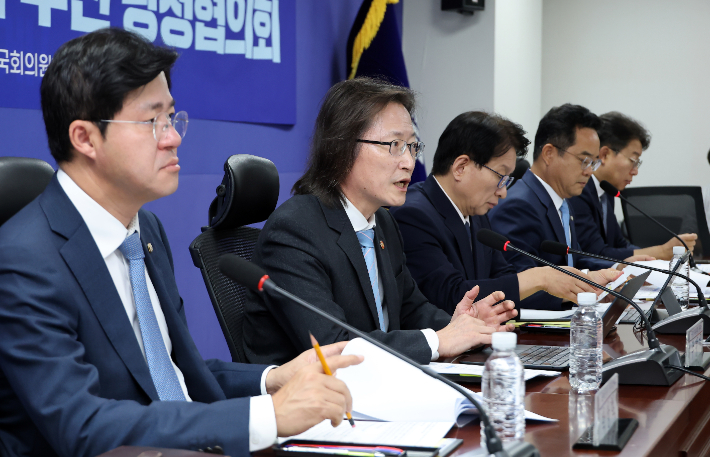 주병기 공정거래위원장이 28일 국회 의원회관에서 열린 반복담합 근절을 위한 입법 추진 당정협의회에서 발언하고 있다.  연합뉴스