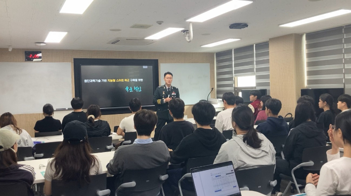 이정환(소장)육군본부 기획관리참모부장이 육군 학사장교 채용설명회를 진행하고 있다. 동국대 제공