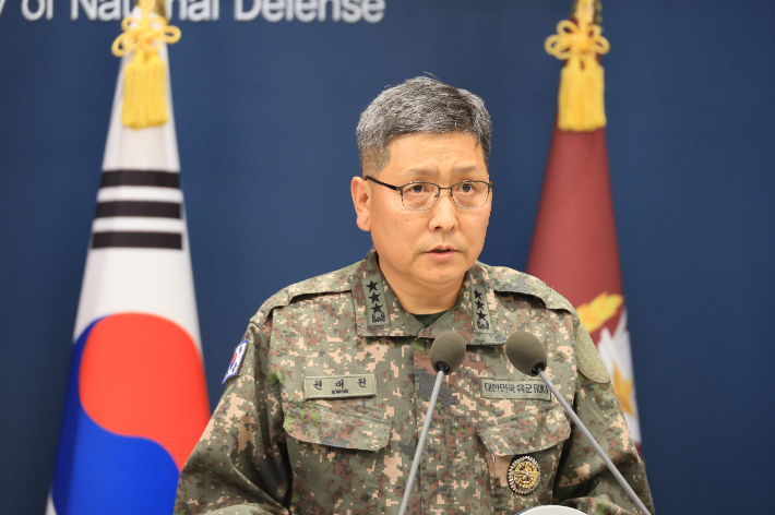 권대원 합동참모본부 차장이 28일 서울 용산구 국방부에서 '비무장지대 지뢰 추정 폭발 사고' 관련 브리핑을 하고 있다. 연합뉴스