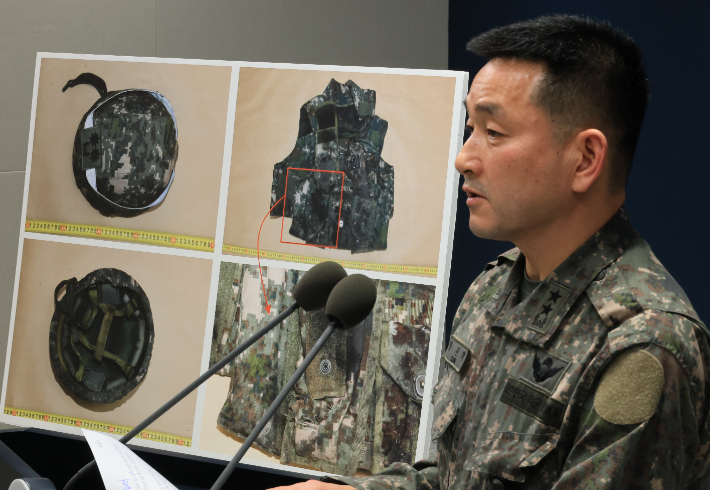 양진혁 합동참모본부 작전부장이 28일 서울 용산구 국방부에서 열린 '비무장지대 지뢰 추정 폭발 사고' 관련 브리핑에서 관련 자료를 설명하고 있다. 연합뉴스