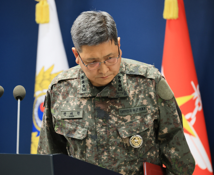 권대원 합동참모본부 차장이 28일 서울 용산구 국방부에서 '비무장지대 지뢰 추정 폭발 사고' 관련 브리핑을 마치고 퇴장하고 있다. 연합뉴스