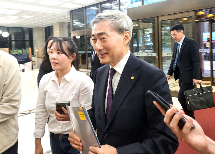 신현송 한국은행 총재가 28일 서울 중구 은행회관에서 시중 은행장들과 취임 후 첫 간담회를 열기 위해 입장하고 있다.  연합뉴스