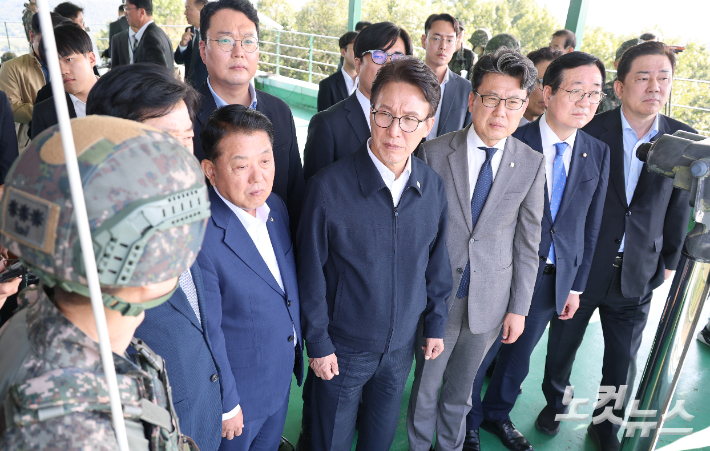 김민석 더불어민주당 대표와 진성준 국회 국방위원장을 비롯한 국방위원들이 28일 오후 경기 연천군 육군 25사단 비룡전만대를 찾아 비무장지대(DMZ)를 살펴보며 최근 발생한 지뢰 추정 폭발 사고와 관련한 현장 점검을 하고 있다. 국회사진기자단