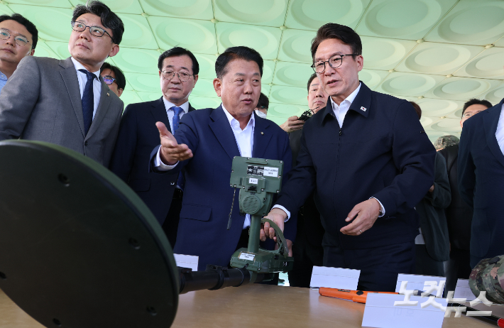 김민석 더불어민주당 대표와 진성준 국회 국방위원장을 비롯한 국방위원들이 28일 오후 경기 연천군 육군 25사단 비룡전만대를 찾아 지뢰덧신과 지뢰 탐지장비 등을 살펴보고 있다. 국회사진기자단