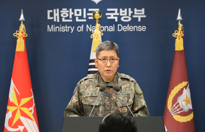 권대원 합동참모본부 차장이 28일 서울 용산구 국방부에서 '비무장지대 지뢰 추정 폭발 사고' 관련 브리핑을 하고 있다. 연합뉴스