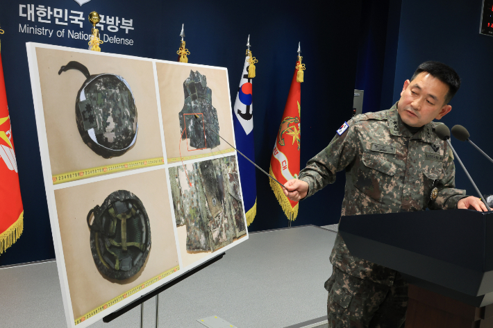 양진혁 합동참모본부 작전부장이 28일 서울 용산구 국방부에서 열린 '비무장지대 지뢰 추정 폭발 사고' 관련 브리핑에서 관련 자료를 설명하고 있다. 연합뉴스