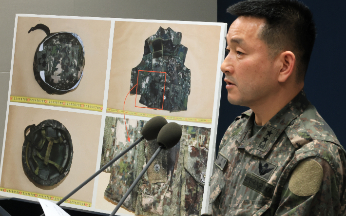 양진혁 합동참모본부 작전부장이 28일 서울 용산구 국방부에서 열린 '비무장지대 지뢰 추정 폭발 사고' 관련 브리핑에서 관련 자료를 설명하고 있다. 연합뉴스