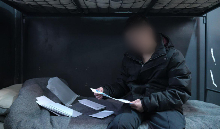 우크라이나군에 생포된 북한군 포로 백모씨와 리모씨가 지난해 10월 28일(현지시간) 우크라이나 내 포로수용소에서 PD와 접견하고 있다. 겨레얼통일연대 제공