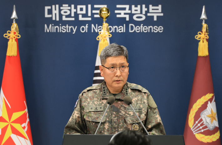 권대원 합동참모본부 차장이 28일 서울 용산구 국방부에서 '비무장지대 지뢰 추정 폭발 사고' 관련 브리핑을 하고 있다. 연합뉴스