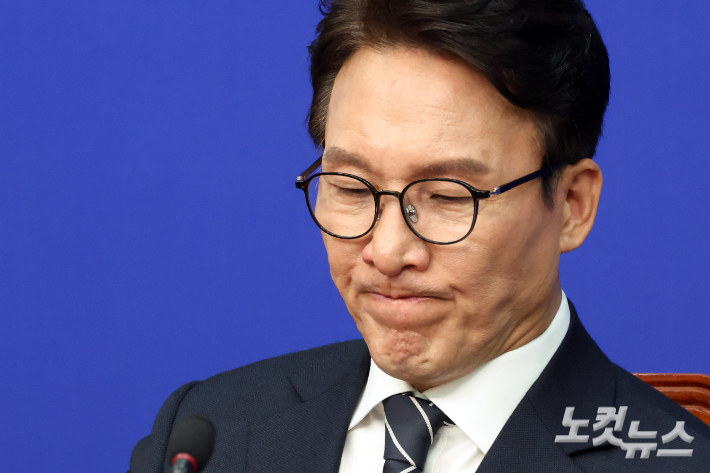 더불어민주당 김민석 대표가 28일 서울 여의도 국회에서 열린 최고위원회의에서 굳은 표정을 짓고 있다. 윤창원 기자