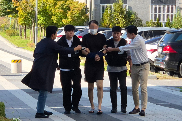 지난 28일 오후 경기도 남양주시 다산동 의정부지방법원 남양주지원에서 70대 여성을 흉기로 살해한 혐의를 받고 있는 A씨(가운데)가 구속 전 피의자 심문(영장실질심사)을 위해 법정으로 이동하고 있다. 연합뉴스