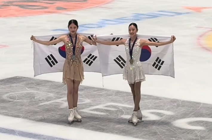 나란히 제34회 네펠라 메모리얼 여자 싱글 1, 2위에 오른 김유성(오른쪽)과 이해인. 중계 화면 캡처 